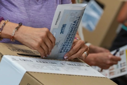 Una persona vota durante las elecciones presidenciales de Colombia, este viernes 29 de mayo en Estados Unidos.