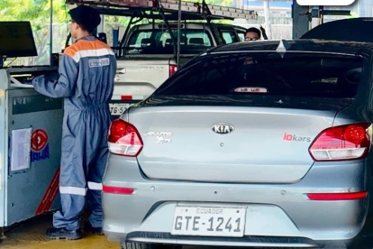 Vehículos acuden a los centros de revisión técnica vehicular en Guayaquil para cumplir con el proceso obligatorio de matriculación.