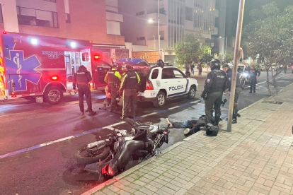 El cuerpo del presunto delincuente quedó qsobre la vía, en el sector de Iñaquito.