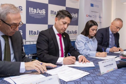La presidenta del Consejo de la Judicatura, Mercedes Caicedo, y el director del SNAI, Mauricio Mayorga, así como el embajador italiano Giovanni Davoli, suscribieron el acuerdo.