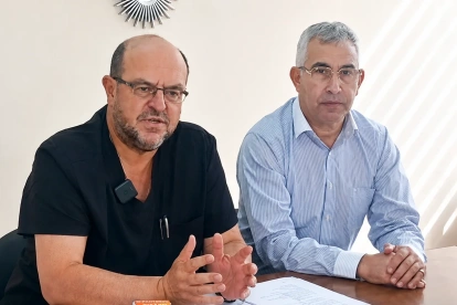 Santiago Carrasco, presidente de la Federación Médica Ecuatoriana, señaló que la prioridad debe ser garantizar el abastecimiento de medicamentos y fortalecer la atención sanitaria en el país.