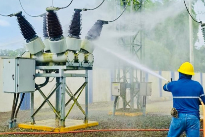 El sistema eléctrico cuenta desde aproximadamente 60 años con tecnología que permite ejecutar la mayor parte de los mantenimientos con la línea conectada (energizada) para no racionar el servicio, según especialistas.