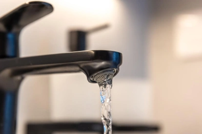 Los cortes programados de energía eléctrica provocarían baja presión en el servicio de agua potable, advirtió Interagua.