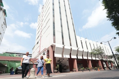 El edificio donde funcionaron el hotel y la cafetería se levanta imponente en el centro de Guayaquil, frente al parque Seminario y la Biblioteca Municipal, cerca del Municipio.