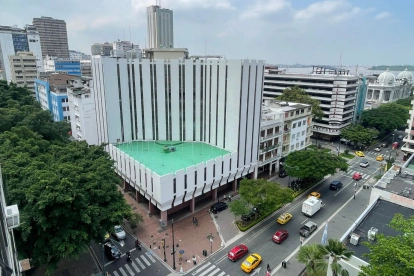Además de la ubicación privilegiada, en el centro, el edificio tiene una arquitectura interesante.