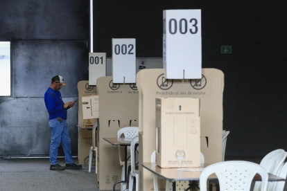 Una persona instala urnas de votación en el recinto ferial de Corferias este sábado 30 de mayo en Bogotá (Colombia).