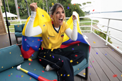 La camiseta tricolor se convierte en la protagonista de un look relajado y urbano.