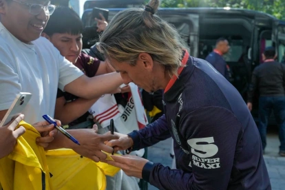 Sebastián Beccacece firmando autógrafos.