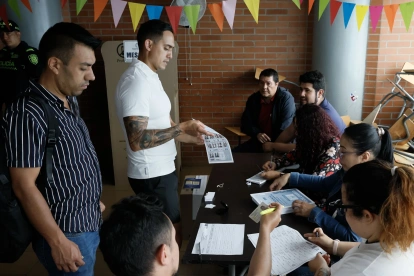 Personas votan en el colegio San Lucas este domingo 31 de mayo en Bogotá (Colombia).