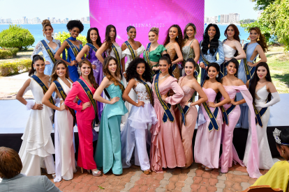 Las aspirantes compartieron escenario con reinas nacionales e invitadas especiales durante la ceremonia de imposición de bandas.