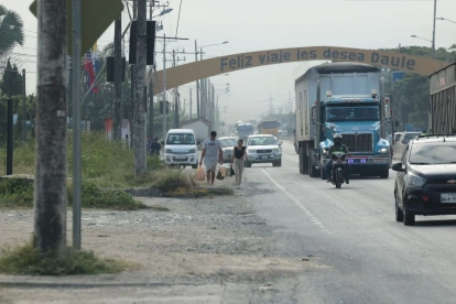 La falta de infraestructura peatonal es una de las problemáticas a resolver en la vía a Salitre, en el cantón Daule.