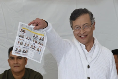 El presidente de Colombia, Gustavo Petro, muestra el tarjetón electoral este domingo 31 de mayo en Bogotá.
