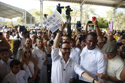 31/05/2026 16:52 (UTC)
Crédito:
EFE
Fuente:
EFE
Autor:
Ernesto Guzmán
Temática:
Política » Elecciones
Política » Elecciones » Votación
Política » Elecciones » Campañas políticas
El candidato presidencial del movimiento Defensores de la Patria, Abelardo De la Espriella, votó este domingo 31 de mayo en Barranquilla (Colombia).