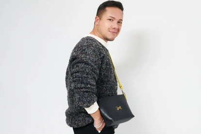 Daniel Chong con una de sus creaciones