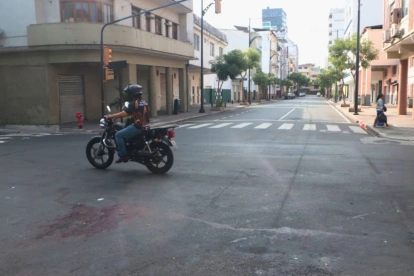 La calzada quedó manchada de sangre por el sicariato del hombre que se movilizaba en motocicleta por el centro de Guayaquil.