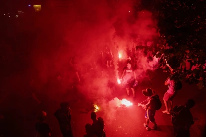 Los aficionados del PSG festejan el conquista de la Liga de Campeones en el Parque de los Príncipes en París.