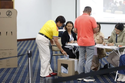 Ciudadanos colombianos acuden a las mesas de votación instaladas en Quito.