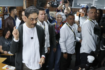 Iván Cepeda llegó acompañado a sufragar por decenas de personas que apoyan su candidatura.