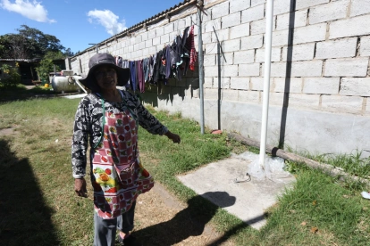 Las familias de Tola Chica 3 dependen de pozos sépticos ante la ausencia de alcantarillado, una necesidad histórica y aun pendiente.