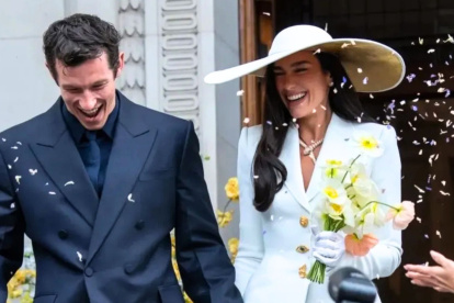 Dua Lipa y Callum Turner al salir de su boda.