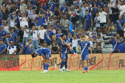 Juan Pablo Ruiz Gómez (c) fue felicitado por sus compañeros tras marcar el gol de la victoria sobre Universidad Católica.