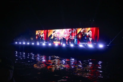 Abelardo de la Espriella Abelardo de la Espriella saluda a sus seguidores desde una embarcación en el río Magdalena durante la celebración de su paso a segunda vuelta en Barranquilla.