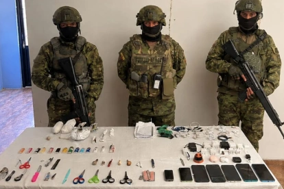 Militares decomisaron droga y 46 armas blancas en cárceles de Chimborazo y Bolívar.