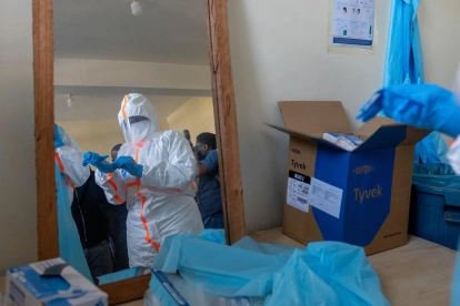 Personal lleva equipo de protección personal en un edificio diseñado para el tratamiento de pacientes con el virus del Ébola en República Democrática del Congo, 31 de mayo de 2026.