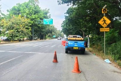 En el kilómetro 14,5 de vía a la costa se instalan los semáforos para el cruce a nivel de calzada.