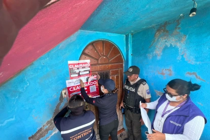 La AMC clausuró dos centros clandestinos de rehabilitación en el sur de Quito tras detectar hacinamiento, condiciones insalubres y presuntas vulneraciones de derechos.