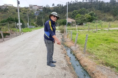 Contaminación. A lo argo del vecindario y durante todo el año se observa agua empozada en las vías, muchas veces verde y con mal olor.