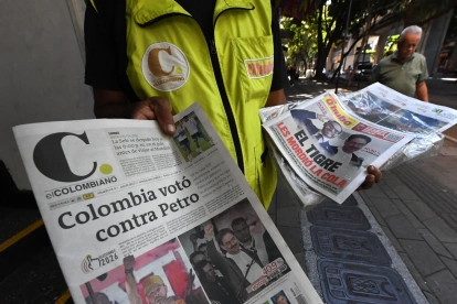 Medellín. Un hombre ofrece un periódico con el titular “Colombia votó en contra de Petro”, un día después de las elecciones presidenciales que se desarrollaron este domingo.