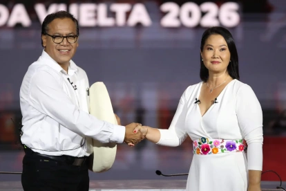 a candidata derechista Keiko Fujimori (d) y el candidato izquierdista Roberto Sánchez posan durante un debate presidencial este domingo, en Lima (Perú).