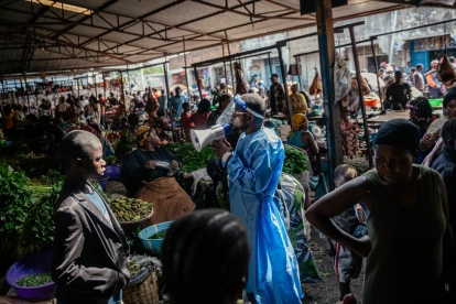 Irenge Biringanine Prince, líder de la comunidad U Report Goma, continúan las actividades de concientización en el mercado de Alanine usando megáfonos en Goma, RD del Congo.