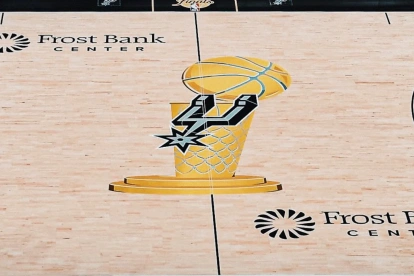 El logo del trofeo Larry O’Brien volvió a ocupar el centro de la cancha en las Finales de la NBA.
