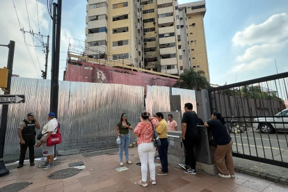 Comerciantes y residentes de la zona del Multicomercio insisten a las autoridades para que se agilite el proceso de demolición del edificio.