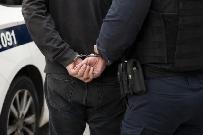 Policía Nacional detuvo en Quito a un tramitador que amenazó con arma blanca a un funcionario del Registro Civil.