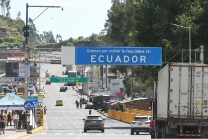 Camiones cruzan el puente de Rumichaca el 1 de junio, primer día sin tasa de seguridad, aunque el comercio bilateral aún tiene frentes sin resolver.