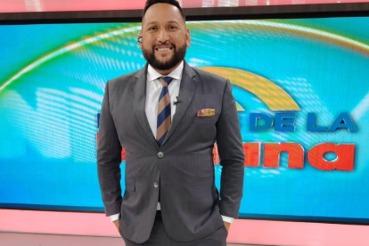 El comunicador continúa al frente de sus espacios informativos mientras promociona Vive Fútbol.