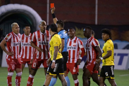 Barcelona no aprovecho la superioridad númerica ante Técnico Universitario que le ganó 1-0.