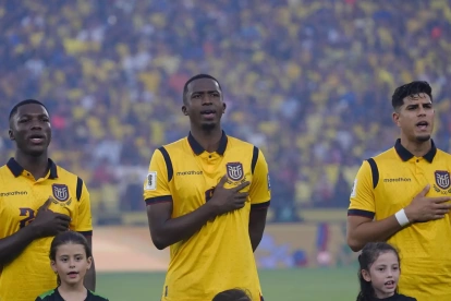Moisés Caicedo (i), Willian Pacho (c) y Piero Hincapié (d) son figuras de las Tricolor.