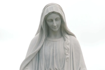 El evento cerró con los asistentes cantando a la Virgen María mientras sostenían velas encendidas.