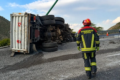 El accidente de tránsito en Guayllabamba dejó una persona fallecida y provocó el cierre de la Panamericana Norte durante varias horas.
