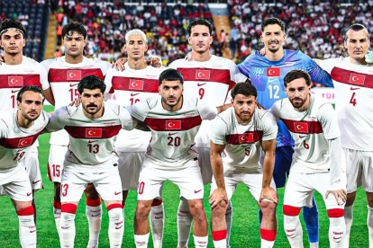 Selección de Turquía posa para la fotografía oficial antes de su regreso a una Copa del Mundo, tras 24 años de ausencia del torneo.