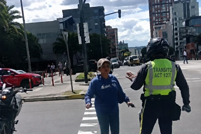 Una mujer increpó e intentó agredir a un agente de la AMT durante un operativo de control vial en el norte de Quito.