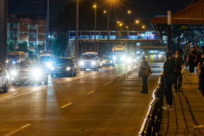En la avenida 25 de julio, los peatones deben sortear el tránsito vehicular en avenidas principales ante la falta de cruces seguros.