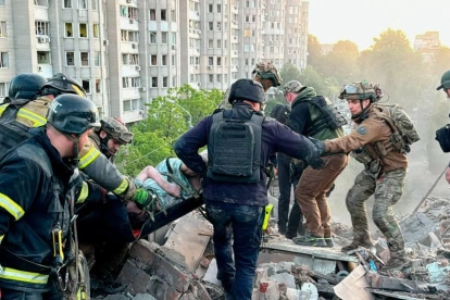 El número de muertos asciende a al menos 13, incluido un niño, tras actualizar este martes las autoridades ucranianas la cifra de fallecidos en Dnipró.
