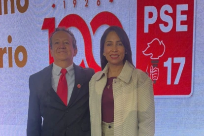 Gustavo Vallejo, presidente del Partido Socialista, junto a la dirigente de la Revolución Ciudadana, Luisa González.