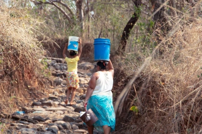 Personas caminando por el Corredor Seco, una región marcada por la sequía, la inseguridad alimentaria y la vulnerabilidad climática.