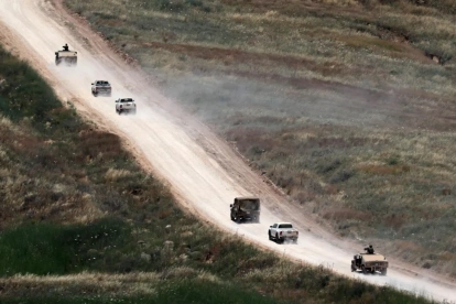 Un convoy de vehículos militares israelíes maniobra dentro del sur del Líbano, visto desde el lado israelí de la frontera en la Alta Galilea.